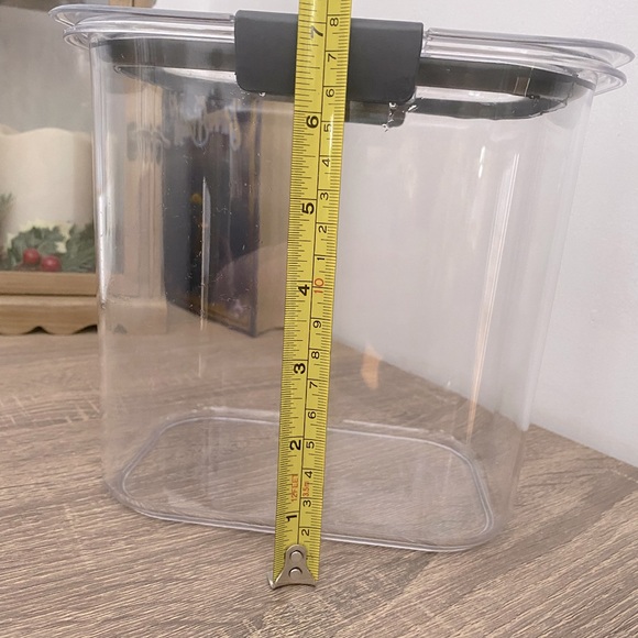 Rubbermaid Brilliance Food Storage Container for Pantry - Picture 2 of 5